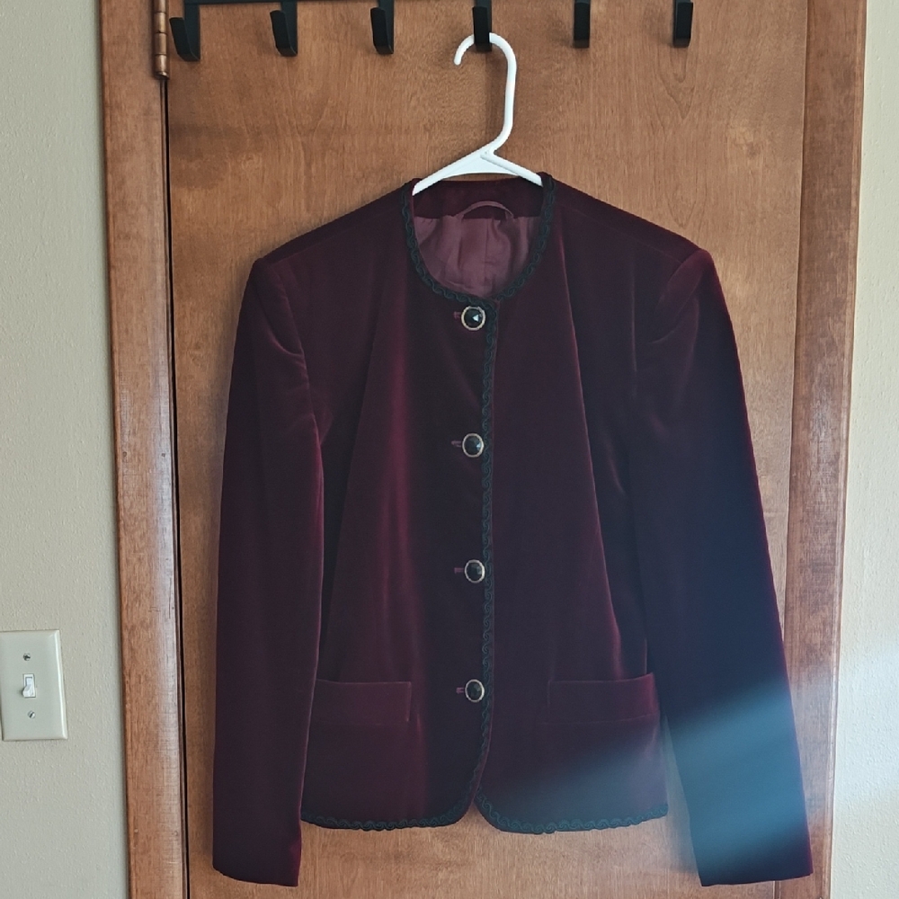 Chic Velvet Women's Blazer in Deep Burgundy